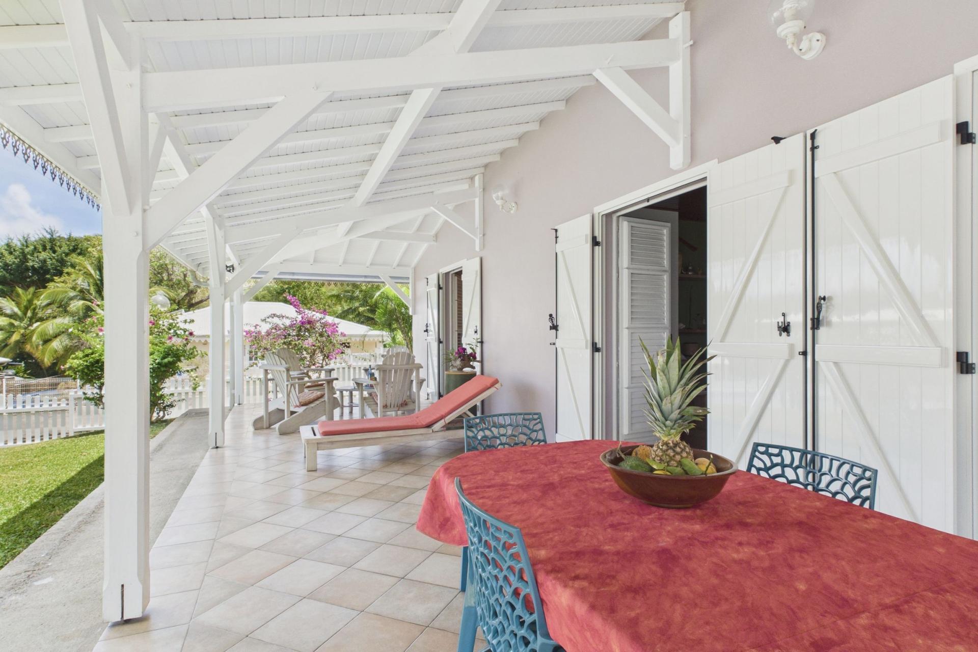 Location villa 3 chambres martinique - 1 - terasse extérieur table